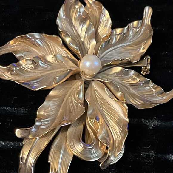 Vintage Goldtone Stylized Textured Flower Brooch W/ Genuine Cultured Pearl - Picture 2 of 7